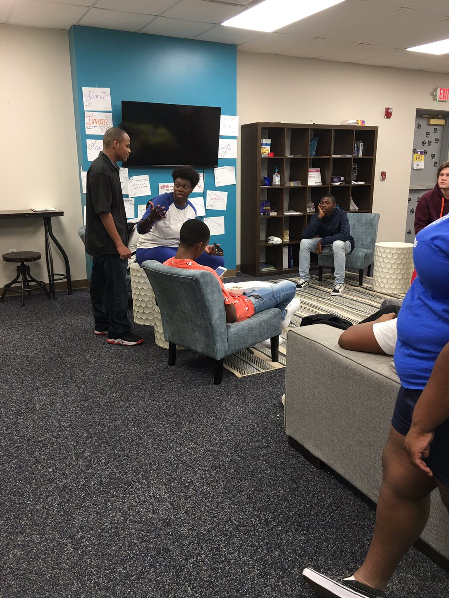 drjleadliving's tweet photo. Visiting the BGCDA teen center. As a BGCDA Board member, I just don’t do this often enough.  I challenge other Board members to tour the  club!!!!!!!  @BGCDANVILLE https://t.co/AEyNvmrlIB