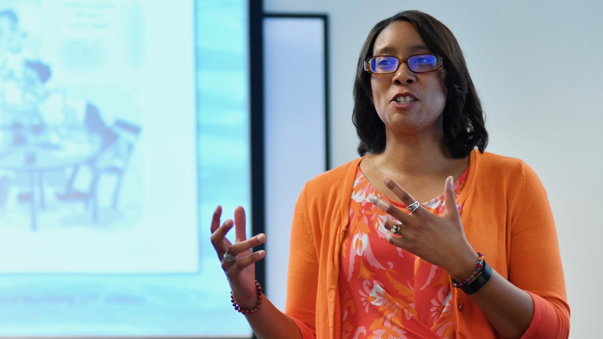 CLT_CLAS's tweet photo. We are so proud of Jennifer Webb of Psychological Science, the 2019 Bank of America Award for Teaching Excellence recipient, along w/ our 3 CLAS faculty who were finalists for the 2 University Teaching Excellence Awards! https://t.co/Lup89OVq3r #CLASact https://t.co/kVodc04Bez