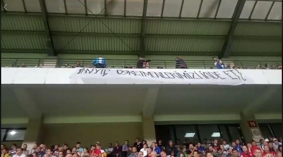 sprinceana's tweet photo. Banner at Moldova-Turkey game: Erdogan, bring us back the teachers!  
#türkiye #millitakım #moldova #erdoğan #rte #hocamadokunma #protestpermanent https://t.co/MsyoqqDwR8
