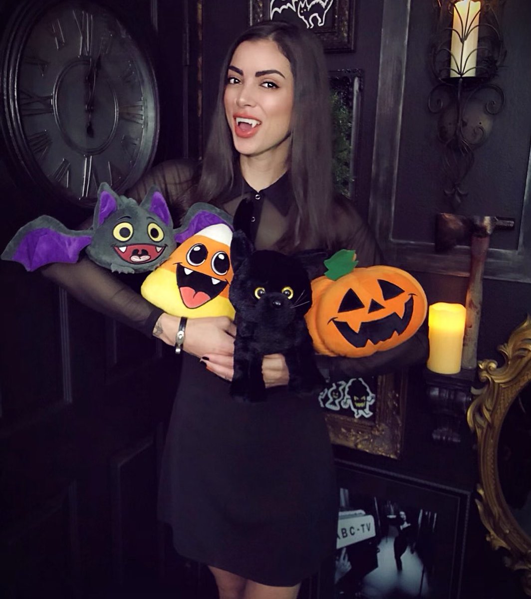 Vamp's tweet image. 3 DAYS TO GO FIENDS!!! For every pledge, one of these fiendishly cute Plushies will be donated!!!
kickstarter.com/projects/fiend…