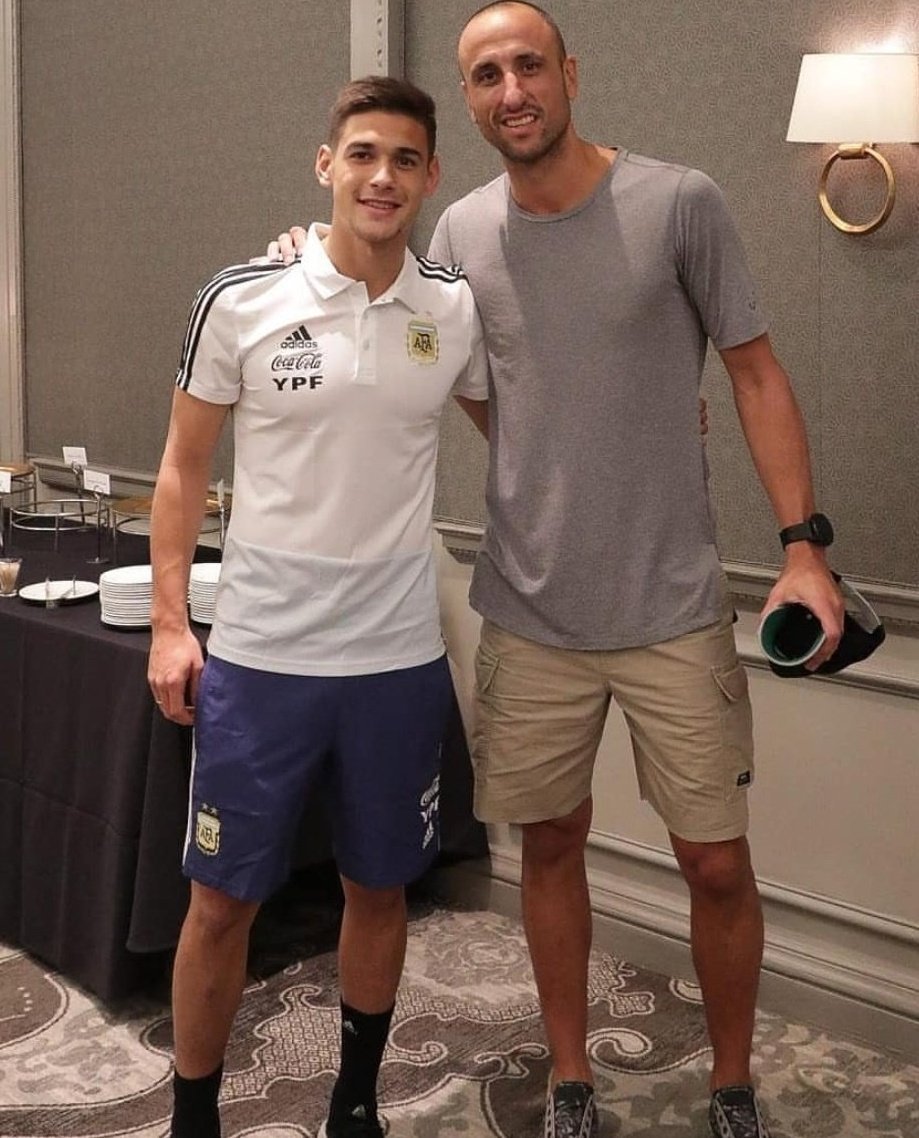 turcocarp's tweet photo. El mejor deportista argentino de la historia. El que ha dejado una huella inolvidable con la camiseta de la Selección. El que consiguió ganar finales tremendas con su equipo. Y encima fanático de River. A su lado, @manuginobili. https://t.co/rJGHbQMagS