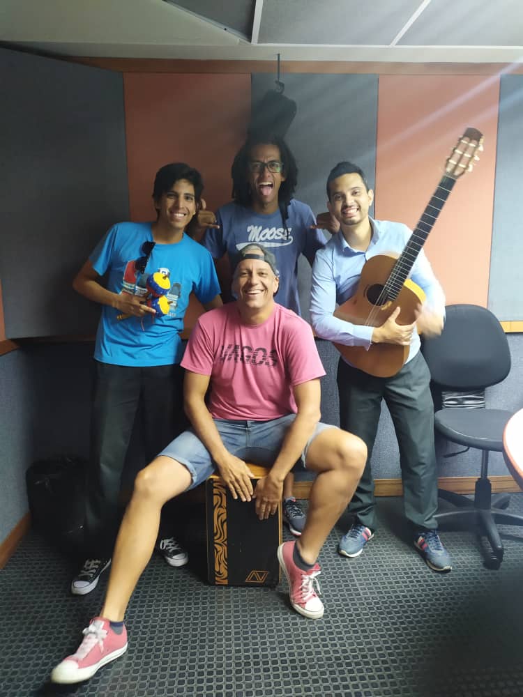 Recordando lo que fue nuestra reciente visita a @Lamega107
en <a href="/goandflownews/">Go & Flow</a> con <a href="/GerhardWeil/">Gerhard Weil</a> ¡Seguimos en la promoción de nuestra primera placa #UnaBombitaAhi! ¿Ya la escuchaste?