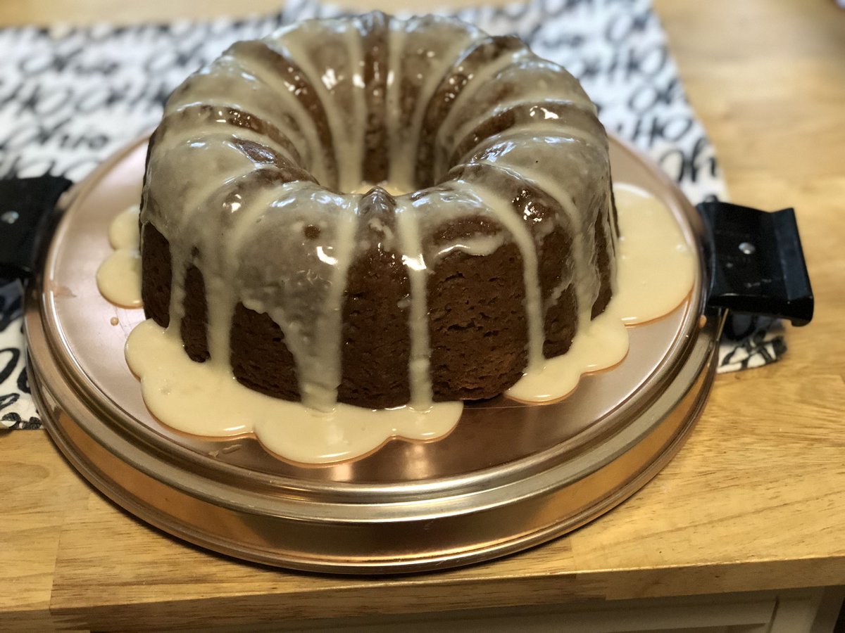 tastelessbaker's tweet photo. Vegan applesauce cake with a maple glaze 
My testers approved. Took me 2 tries to get the cake how I wanted it. And the glaze was good but Wanna try to make a vegan caramel sauce to go over it. 
Super moist!
🍁🍎

#vegan #crueltyfree #baking #cake #foodphotography #fall #dessert https://t.co/KedGMyJ83R