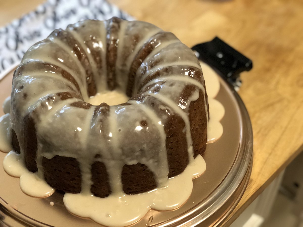 tastelessbaker's tweet photo. Vegan applesauce cake with a maple glaze 
My testers approved. Took me 2 tries to get the cake how I wanted it. And the glaze was good but Wanna try to make a vegan caramel sauce to go over it. 
Super moist!
🍁🍎

#vegan #crueltyfree #baking #cake #foodphotography #fall #dessert https://t.co/KedGMyJ83R