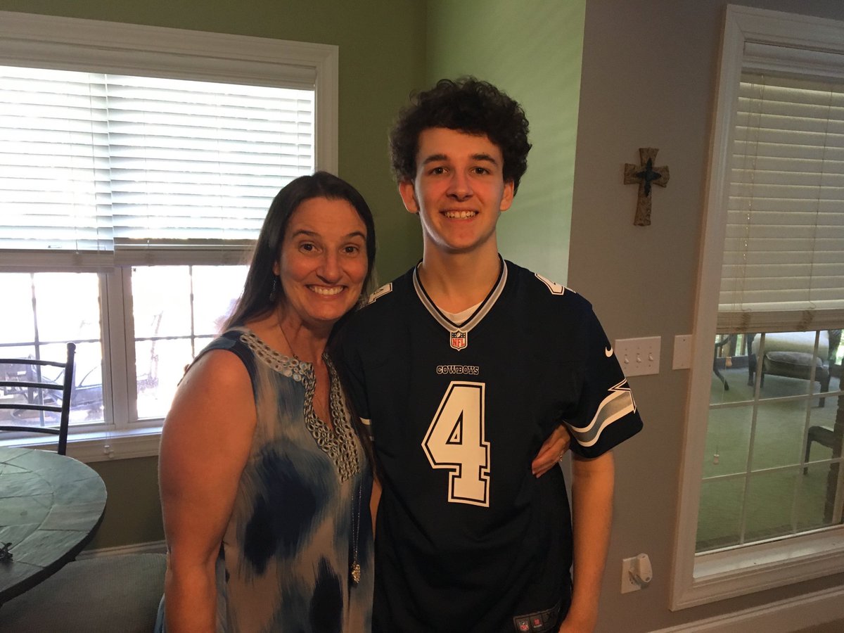 JackiDawnHise's tweet image. Carson’s back!!!!!  And so are them Cowboys! &amp;amp; my Seahawks!!!🏈💙💚   And for a special event I could only have Seahawks earrings &amp;amp; bracelet on... #represent  #FallKickOff