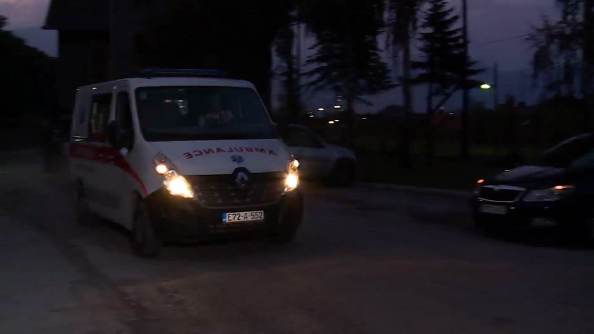 KaljicN1's tweet photo. Četiri rudara RMU Zenica prevezena u bolnicu. Štrajk se nastavlja. Rudarima iz prve i druge smjene će se priključiti i treća smjena. Uživo smo ujutru Zenice u Novom danu N1 TV. @N1infoSA #N1Sarajevo https://t.co/sj24gAs2Ok