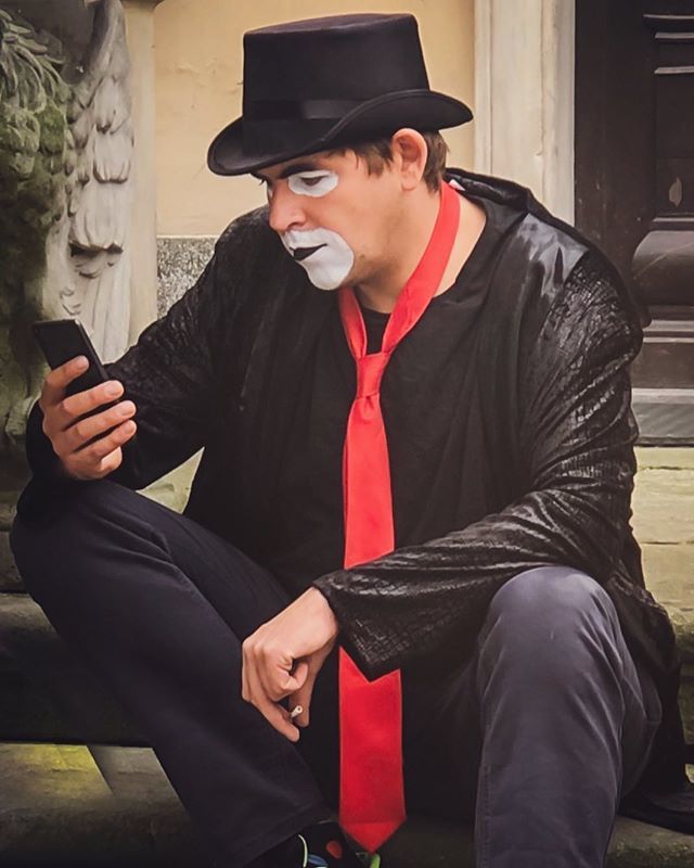 _29media's tweet photo. Not normally one for street portraits but this guy is ACE!

#iphone #iphonephotography #street #photography #portrait #gdansk #poland #clown #candid https://t.co/69zDniQIPl