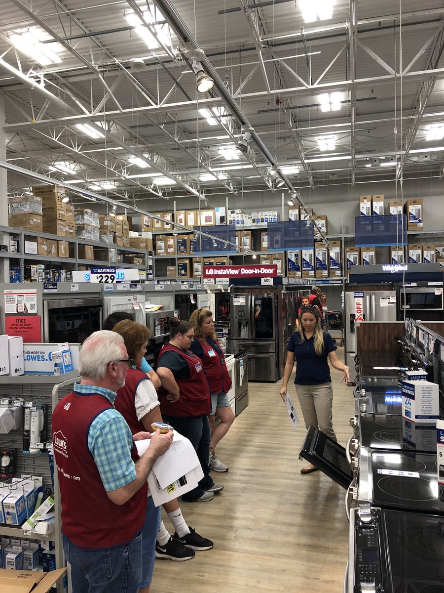 dantep_lowes's tweet photo. Thank you Brittney @GE_Appliances for providing knowledge on all your product lines and some delicious Lowes’s donuts. #Lowes2238 #District1270 #frommillworktoappliances #SpecialitySpotlightWalk #HoleInOneDonuts @Johntkinder @michaelatlowes https://t.co/ymnUHxYpIq