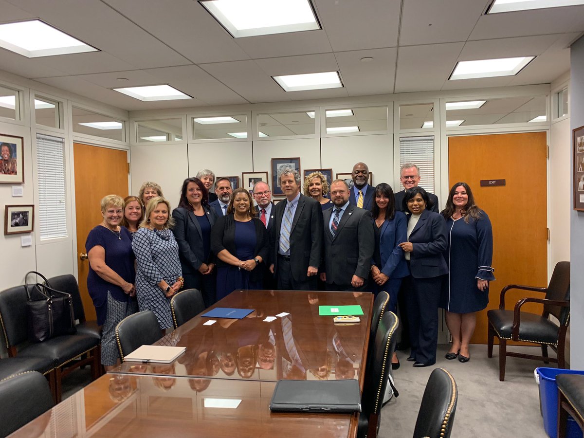 LCHDHealthCare's tweet photo. It’s huddle time with @SenSherrodBrown to #FixTheCliff. Reauthorize funding for #CHCs faster than @Jkdobbins22 before time runs out on September 30! https://t.co/610DZdCmR7