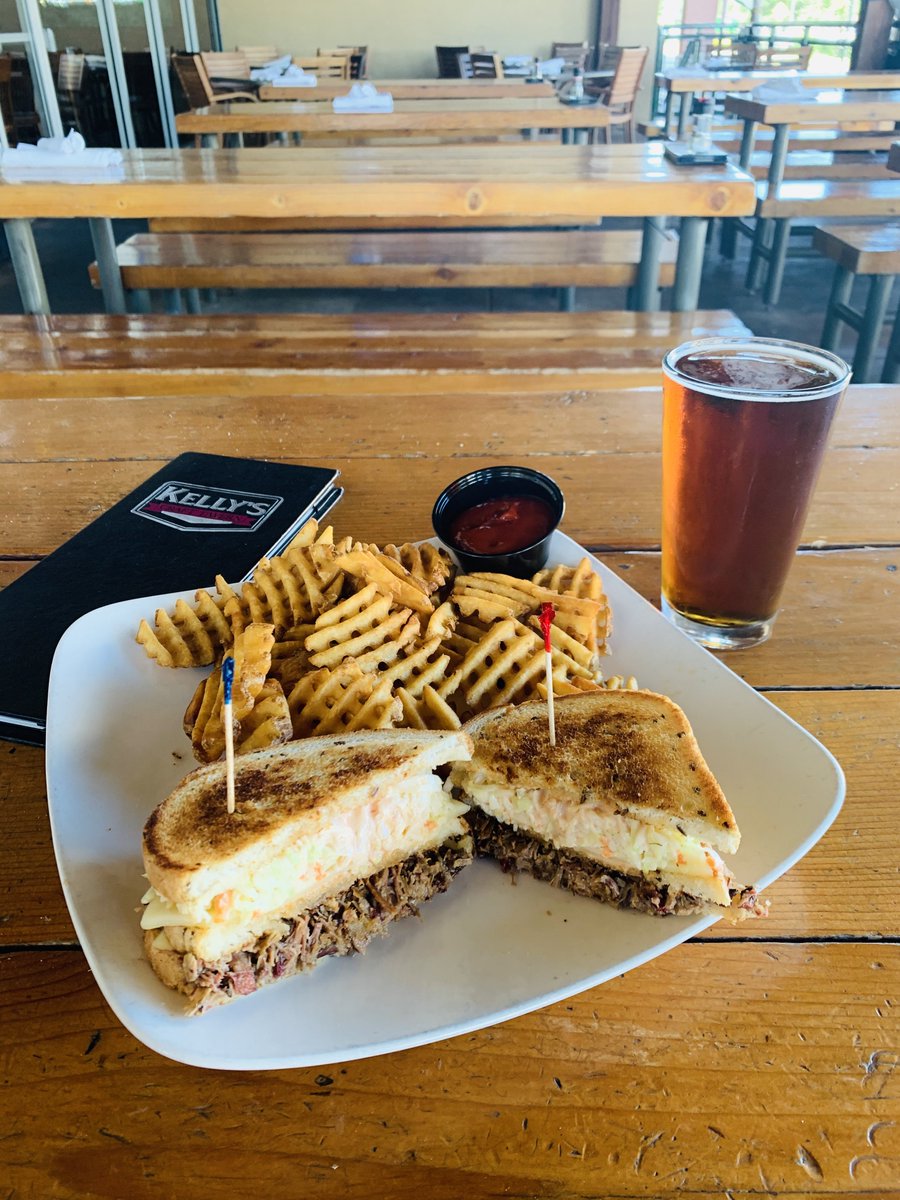 You’ve never had a beer that tastes like banana bread?! We got you covered with Wells Banana Bread Beer, on tap now! 👍 🍌 #Dallascraftbeer #dallasfoodie #drinklocal #drinkup #wells #bananabread #kellysatthevillage #familyfriendly #dogfriendly