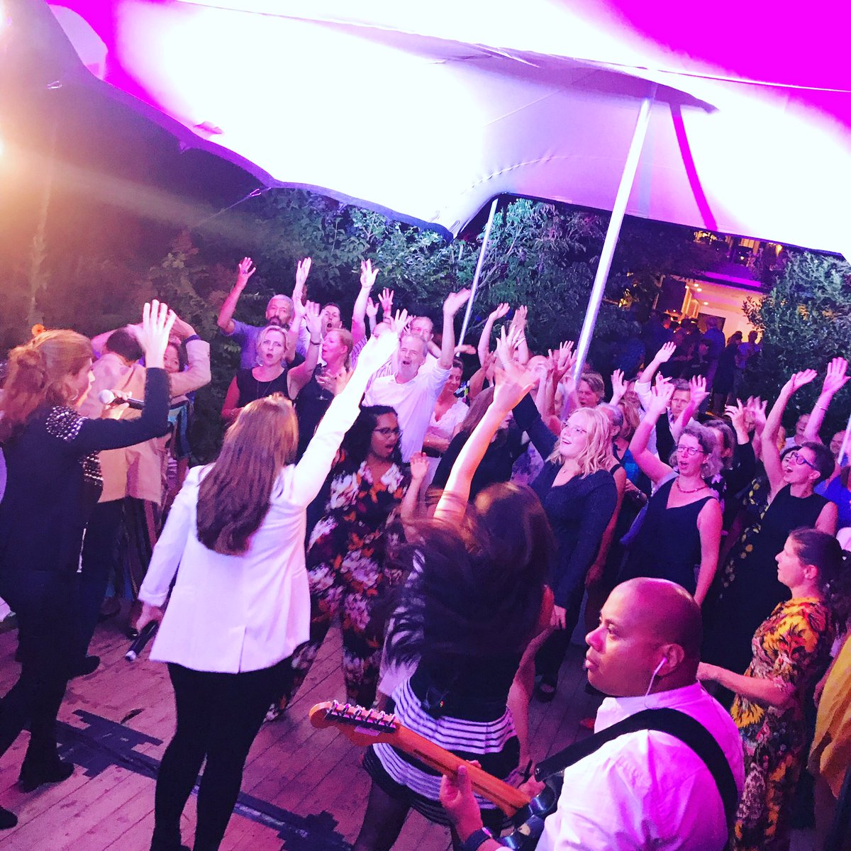 Altijd het dak eraf! Onze energieke optredens, muzikale kwaliteit en non-stop party medleys staan garant voor een onvergetelijk feest! Een avond die je niet snel zal vergeten. Boek vandaag nog! amberroots.nl #coverband #partyband #feestband #dakeraf #dancingontheceiling