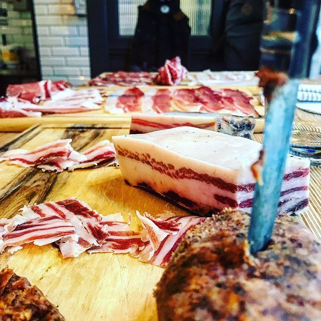 FoodsTempus's tweet photo. Selection of @tempusfoods charcuterie in all it’s glory on a late summer day in London. 2 types of pancetta, soft, #kingpeterham, smoked coppa, #acharisalami, spiced loin, hand cut and the mighty cold smoked jowl. A true representation of #nosetotail #br… https://t.co/AA8FaKzLRS https://t.co/87PVxsQmz9
