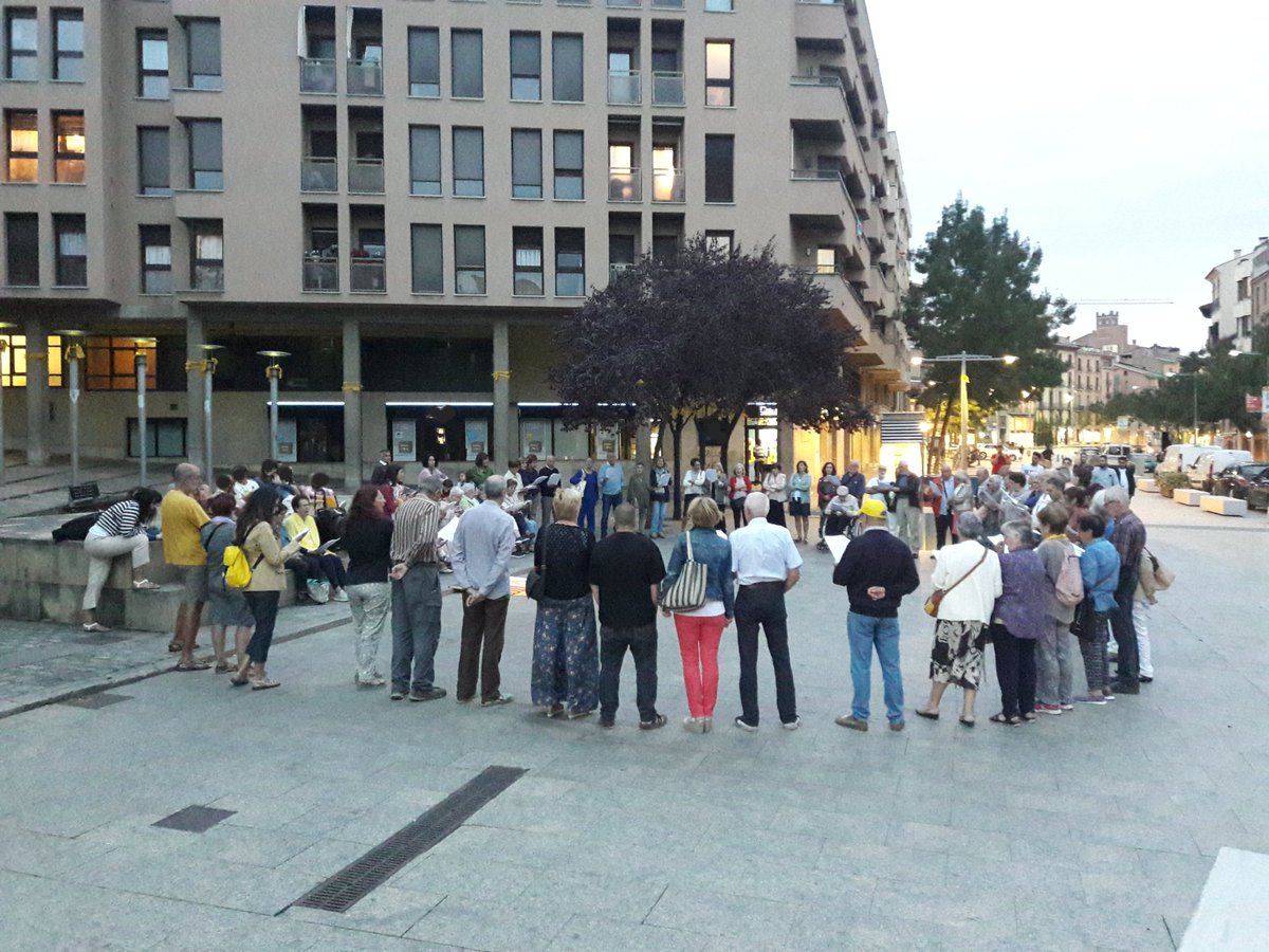 Com cada dilluns, #Vic amb el puny alçat exigint la #LlibertatPresosPolítics i la #Independència.✊🏽Gràcies a totes per ser-hi.