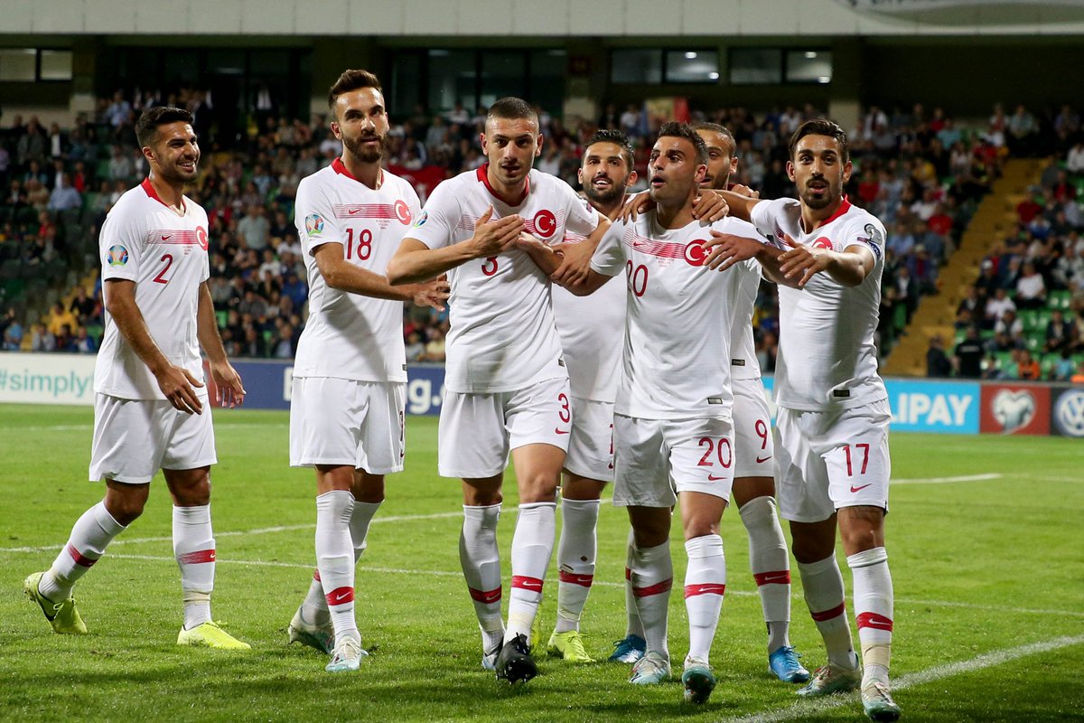 AppliVali's tweet photo. 🌍🏆 Avec la défaite de l'Islande en Albanie, la Turquie réalise la bonne opération en cartonnant la Moldavie (0-4). Les hommes de Şenol Güneş prennent la tête de ce groupe et ont leur destin entre leurs pieds pour une qualification à l'Euro.
#MOLTUR #EURO2020 https://t.co/sA1mHKtVGb