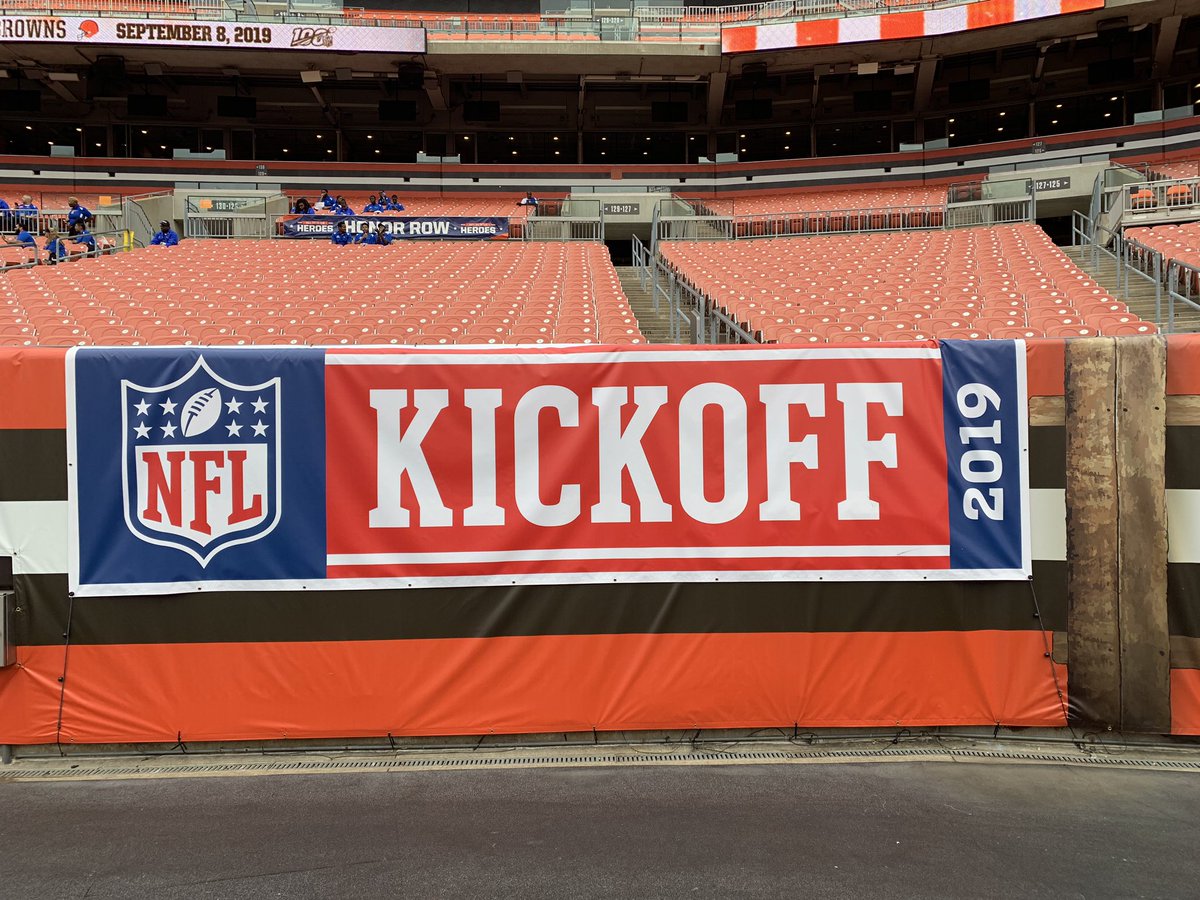 RichardGraves1's tweet photo. Another fantastic week is in the books! A privilege to cover #NFLKickOff2019 with this crew again. Homeward bound now. Here’s to a fantastic season on @SkySportsNFL @NFLUK https://t.co/t099exOHhP