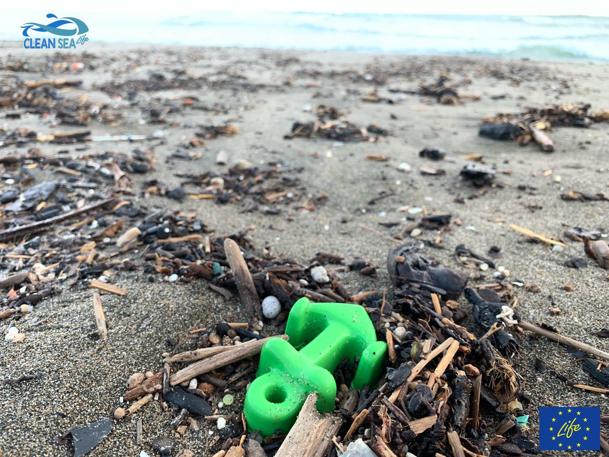 CleanSeaLIFE's tweet photo. Un terzo degli oggetti che troviamo in spiaggia deriva dal turismo e dall’uso ricreativo del mare. Facciamo tutti, bimbi e adulti, la promessa al mare di stare più attenti? https://t.co/EuLwx2HSxn
#cleansealife #lapromessaalmare #spazzamare https://t.co/SYkt5ftFET