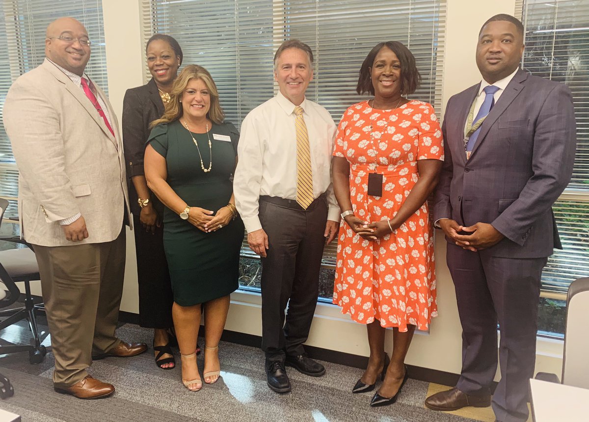 FSIAprincipal's tweet photo. @FCAPA2 officers connect & meet with @FCSSuptLooney to share the work of all of our amazing @FultonCoSchools Assistant Principals! #relationshipsmatter because we are #1Fulton 🍏@maize_darius @Antonio_Grant1 https://t.co/B4cMnvWqei