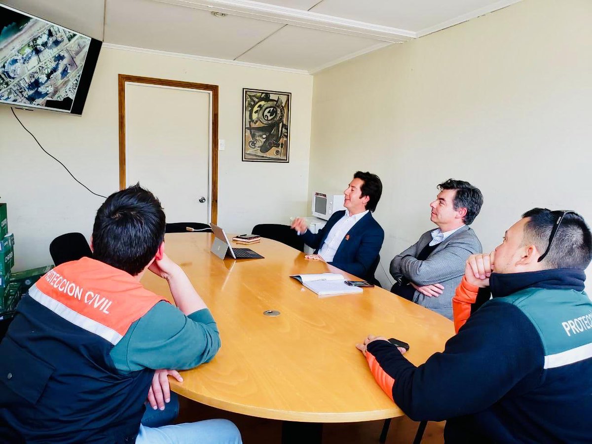 Programando un trabajo conjunto sobre potencial de evacuación por tsunamis de la bahía de Cartagena-San Sebastian-Las Cruces, entre <a href="/CIGIDEN/">CIGIDEN</a> y @CartagenaCambia. El director <a href="/cienfueg/">Rodrigo Cienfuegos</a> y el investigador Jorge León junto a funcionarios de la Muncipalidad de Cartagena.