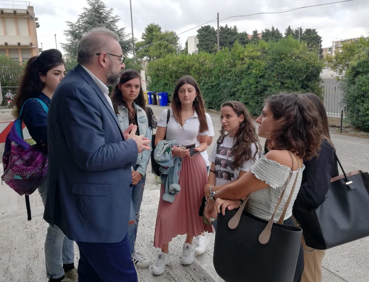 Il presidente Manenti di #Confcommercio Ragusa incontra gli studenti del liceo scentifico ed artistico di Modica Nell'ambito del progetto Protenziamento della cittadinanza europea. 
Si parla di imprenditorialita' e di #startup <a href="/Confcommercio/">Confcommercio</a> <a href="/ConfcommSicilia/">Confcommercio Sicilia</a> <a href="/GianlucaManent1/">Gianluca Manenti</a>
