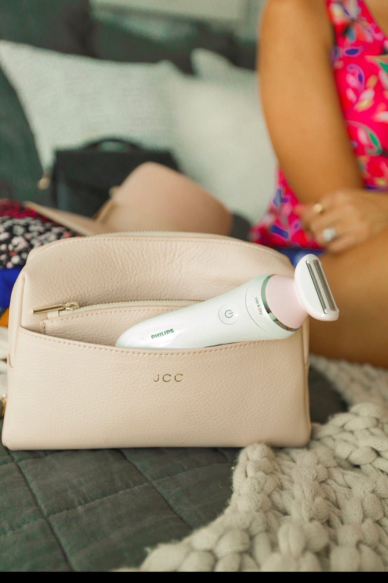 💕MAKE PACKING EASY💕 Let me know if you’re an over packer👇🏻! I am TOTALLY an over packer. 

One thing I pack on my trips is my @philipsbeautyus SatinShaver🥰! This is designed for the girl on the go and gives you ultra smooth skin. #philipssatinshaver #ad