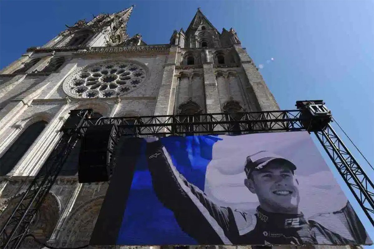 F1JP_News's tweet photo. 【F1-Gate】 アントワーヌ・ユベールの葬儀が営まれる…F1界の仲間が最後の別れ: アントワーヌ・ユベールの葬儀が9月10日（火）にフランスのシャトルで営まれ、F1ドライバーを含めた多くの仲間や関係や参列した。… https://t.co/2otG8jg98A #F1JP https://t.co/cjT6VDMxNH