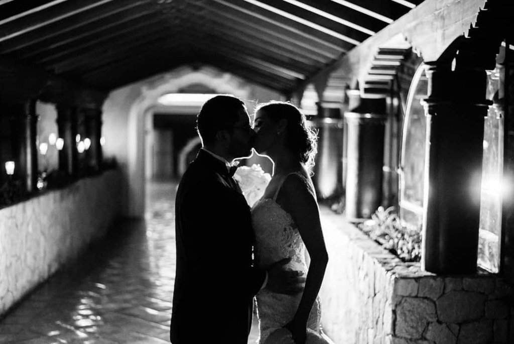 Las fotos en blanco y negro son mis favoritas...¿uds qué prefieren?

Ella de aquí 🇬🇹 y él colombiano 🇨🇴, se casaron en Guatemala y van a vivir en EEUU. 
#joselarabayer #alovetoberemebered #weddingphotographerguatemala #guatemalanphotographer ift.tt/2ZPHzoz