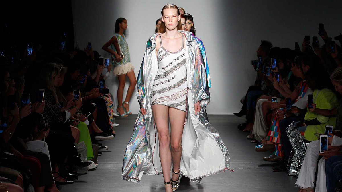 Sara_Rancano's tweet photo. La @nyfw bajo la batuta de @TOMFORD intenta recuperar su esencia.Menos días y desfiles.Custo Barcelona sigue y @anhelebloom (Teruel) llega hasta la #FWDA con prendas confeccionadas por personas con distintas capacidades https://t.co/aQ7sYwpPYi https://t.co/qX6zHQY8Uw