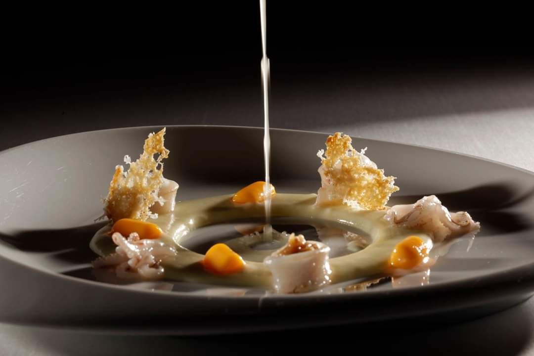 RRestauradores's tweet photo. Martes en la Mesa
🥘 RECETA: CHIPIRONES CON YEMA, SOPA DE CEBOLLA Y PARMESANO
📚 Publicado en R-221 #LaCocinaDeLosSentidos 2013
🏠 Restaurante: MIRAMAR
👨🍳 Chef: PACO PÉREZ.
🍷 Vino: 6 DE 7 BY #GARAGEWINE 2017
📚 Publicado en #R243 #MISCELLANEOVS #PrimvlaVeris 2019 https://t.co/QXRJNDuCli