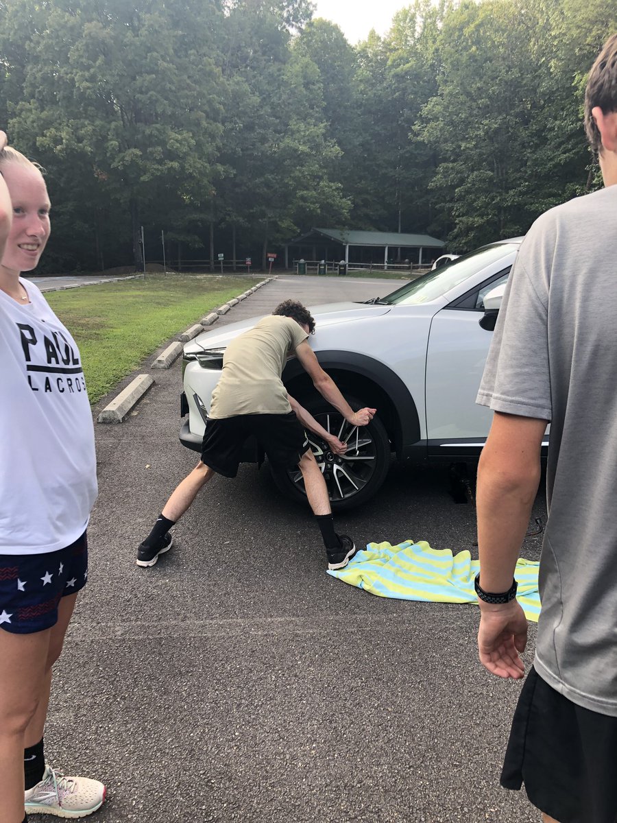 PVIPantherXC's tweet photo. How many runners does it take to change a tire? We 💛 these Panthers! #PanthersHelpingPanthers #TeamPVI #NeverLeaveAPantherBehind @FatherSchultz @PaulVICatholic @pvisports https://t.co/Pc8exOm1Wy
