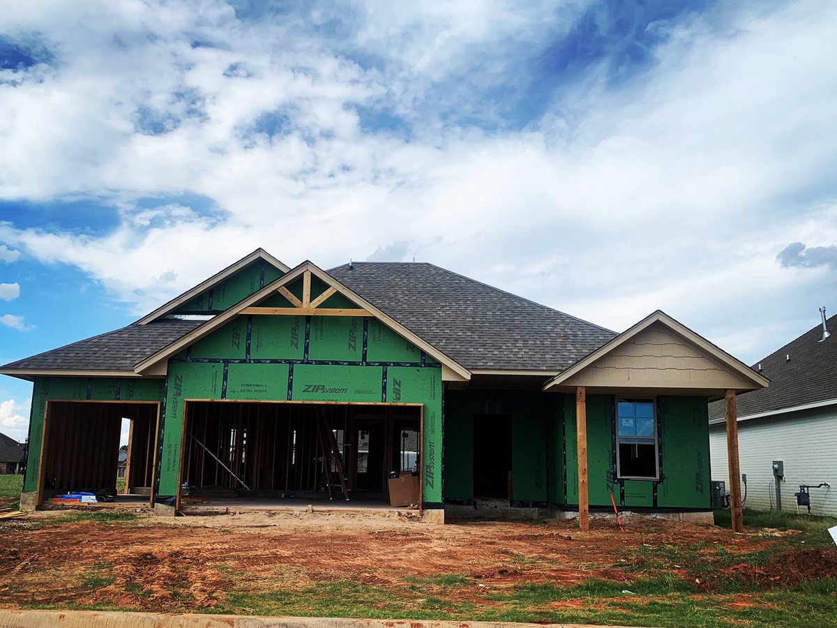 runfastschmeags's tweet image. The roof, the roof, the roof is on the house!!! #pruettsbuildahome #homebuildingprocess #customhome #cheesycaption