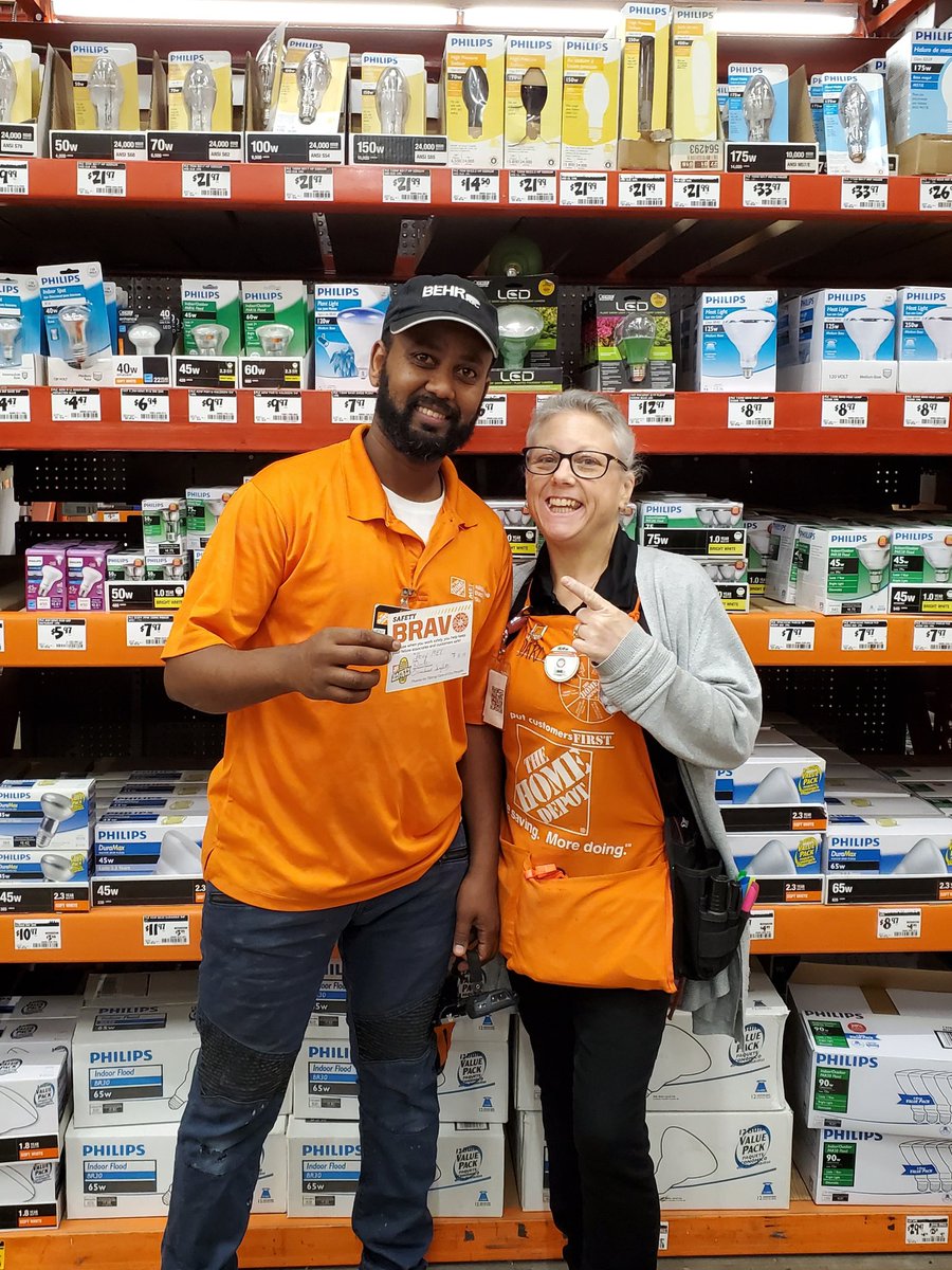 costello_darla's tweet photo. #507 Heny with MET is celebrating a safety bravo on the bulb aisle for finding and correcting an unsafe product in the long florescent bulb bay. Thank You so much, great partnership from the associates and MET Team. https://t.co/YK97589JbH