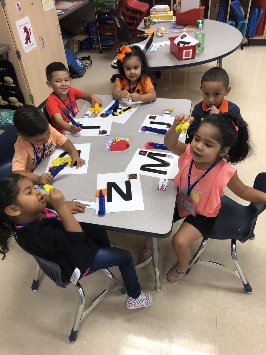 melinda_nieto's tweet photo. Explorando nuevos materiales en nuestros centros. @FARIASECC #prek3 #fariascolorweek #orangeday 🍊 https://t.co/13yaVCmYjp