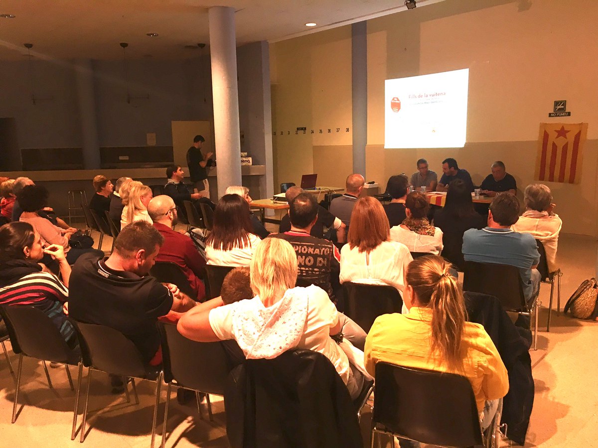 ajunt_arbeca's tweet photo. #11s2019 Arbeca recorda que la història del independentisme a Ponent passa per Les Garrigues i Arbeca, a la presentació "Fills de la Vuitena" del @davidsancho73 i el Ferran Dalmau conduïda pel Jaume Quintana exmilitant del PSAN. La #marxadetorxes amb @grallersrevolta clou la nit. https://t.co/FF0LL3Xsa2