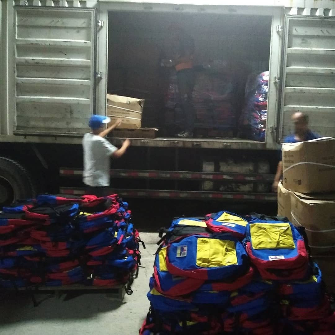 #EnFotos || El Gobierno Nacional comienza la distribución de morrales, útiles escolares, uniformes y zapatos, a niñ<a href="/s/">『S』</a> y jóvenes del estado Bolivariano de Miranda. #VictoriosoRegresoAClases