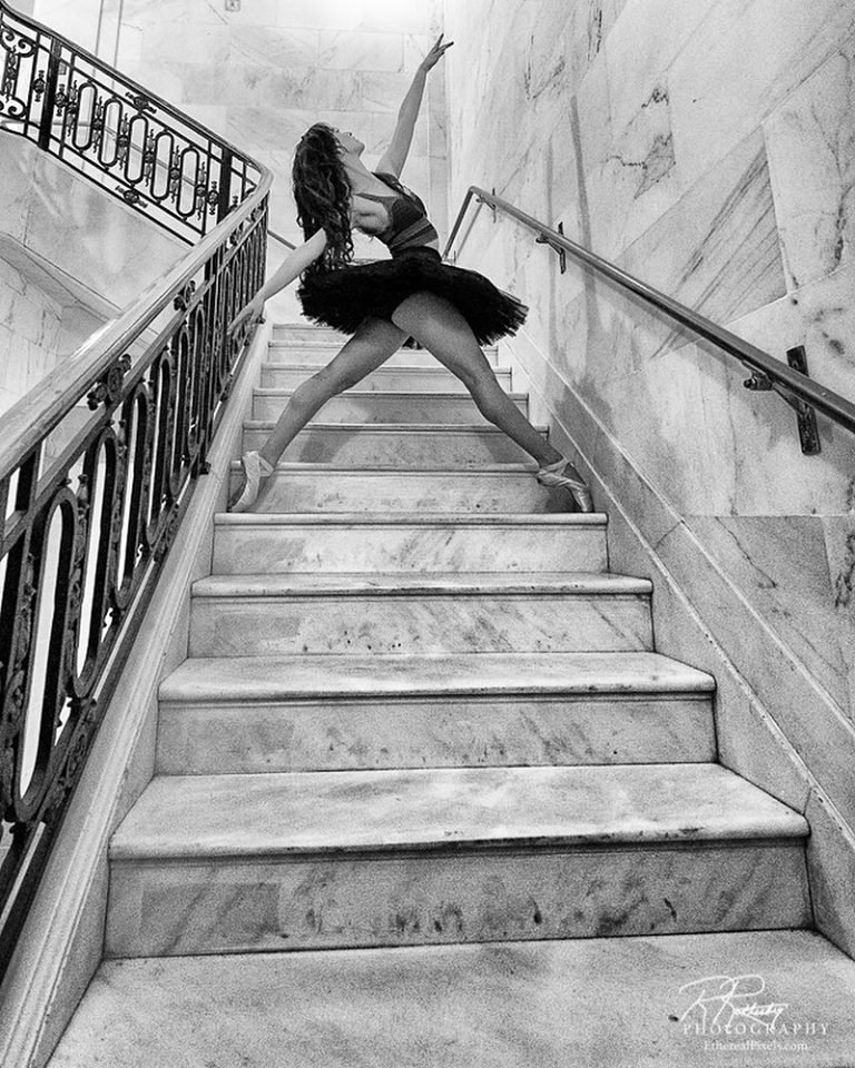 prrenico's tweet photo. 💃@paolaalexandria #ballet #pointe #dance #dancer #balletdancer #ballerina #ballerinasofig #ballet_a #theballetscene #loveofballet #balletclub #ballerinas_all_day #liveonpointe #pointemagazineofficial #balletpost #balletphotography #balletbeautifulgirls #stairs
❤️🌹❤️🌹❤️ https://t.co/FrnpuYTgqF