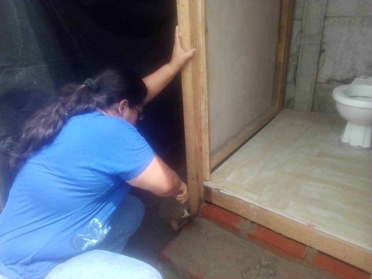 Por instrucciones de la Ministra <a href="/misol140/">Michelle Sol 🇸🇻</a> nos unimos al esfuerzo de la <a href="/Comu_ElEspino/">Comunidad El Espino</a> por mejorar sus condiciones provisionales de salubridad.
200 habitantes tendrán un área más adecuada para el tratamiento de aguas negras y evacuación de desechos.
¡La ayuda mutua es permanente!