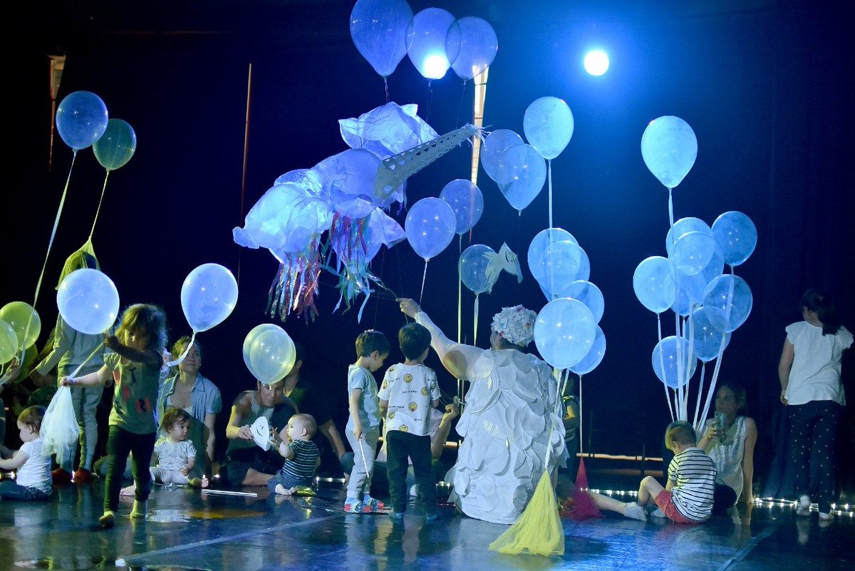 cngauto's tweet photo. 🍼🚼 El Teatro de Prosa del #ParqueDelConocimiento alojó a #Flotante, espectáculo inclusivo, sensorial y musical para los más chicos. 🎈Bebés y niños de hasta 4 años junto a sus padres participaron y se sumergieron en un universo de belleza y ficción. 
📷 @MauroMachucaPh https://t.co/qJfHfq84GH