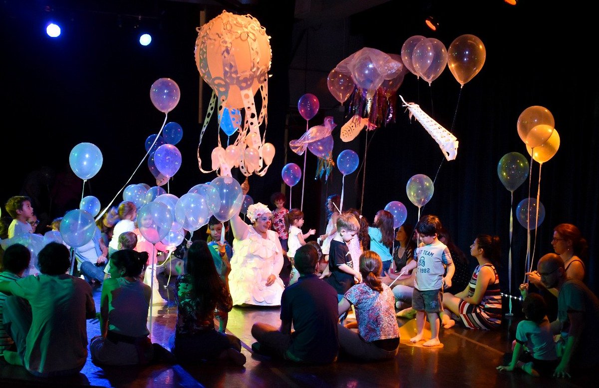 cngauto's tweet photo. 🍼🚼 El Teatro de Prosa del #ParqueDelConocimiento alojó a #Flotante, espectáculo inclusivo, sensorial y musical para los más chicos. 🎈Bebés y niños de hasta 4 años junto a sus padres participaron y se sumergieron en un universo de belleza y ficción. 
📷 @MauroMachucaPh https://t.co/qJfHfq84GH