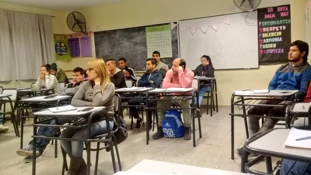 EscuelaJDPeron's tweet photo. Curso de electricidad 💡 en las Instalaciones de la Escuela N°42. Prof. Cerretti. https://t.co/VnXCvn8NKe