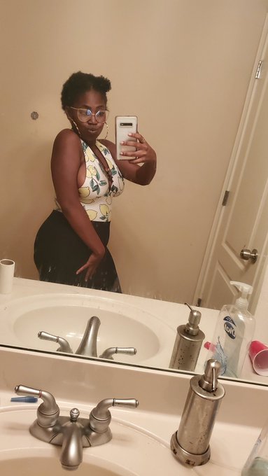 Here are just some random pics💃🏾 https://t.co/Rjm2I418aq