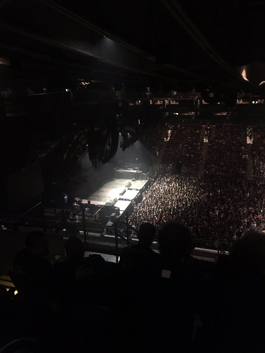 Oliver_Housman's tweet image. Crowd starting to fill in, here in Oakland for the @IronMaiden concert! Thanks to @KFOX for these awesome seats! 🤟🏼🤟🏼 #IronMaiden #KFOX