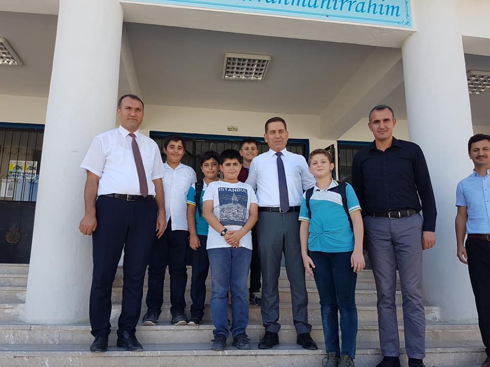 ceyhanmem01's tweet photo. İlçe Kaymakamımız Sayın Dr. Bayram YILMAZ ve Müdürümüz Sayın @muratkocer01; Ceyhan Şehit Tuncay Ateş İmam Hatip Ortaokulu'muz da yeni eğitim öğretim yılına başlayan öğrenci ve öğretmenlerimizi ziyaret etti. 🔹@CeyhanKaymakam1 @ADANA_MEM @TCAdanaValiligi @tcmeb @ziyaselcuk https://t.co/fbe8K0PIt6