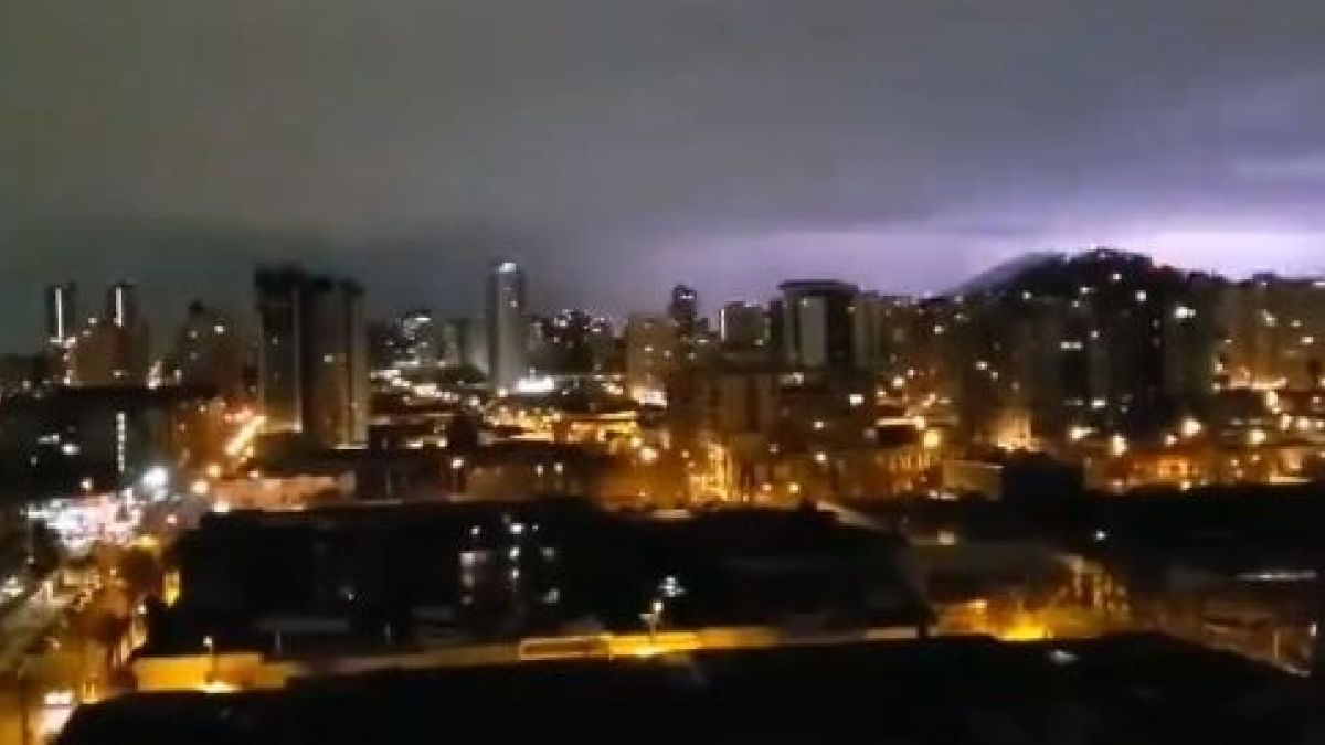 T13's tweet image. 🌩 [VIDEO] Usuarios de redes sociales registran tormenta eléctrica en la región Metropolitana » t13.cl/314661