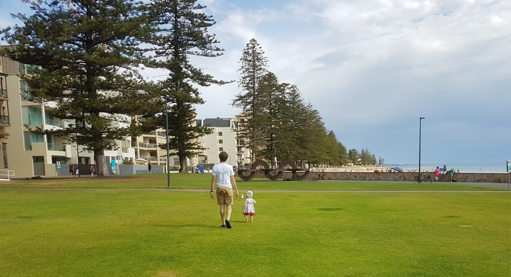 Do you feel a sense of connection with your own #community? How can we build community in our lives? #liveken #meaningfulliving liveken.com/2019/09/11/bui…