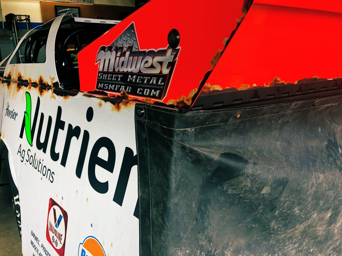 TheFast49's tweet photo. Who would’ve ever thought that ol Brewster had an orange spoiler layin around! @knoxvilleraces bound #PointsLeader #SixPack https://t.co/7jmaz4Ljab