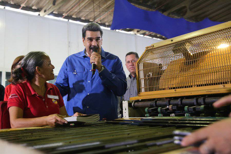 ViceVenezuela's tweet photo. #Enterate || El presidente de la República, @NicolasMaduro, aprobó una serie de recursos destinados a la adquisición de implementos y útiles escolares, de cara al período académico 2019-2020. https://t.co/FRTVtyy1C2 https://t.co/h6M5dfL4kd