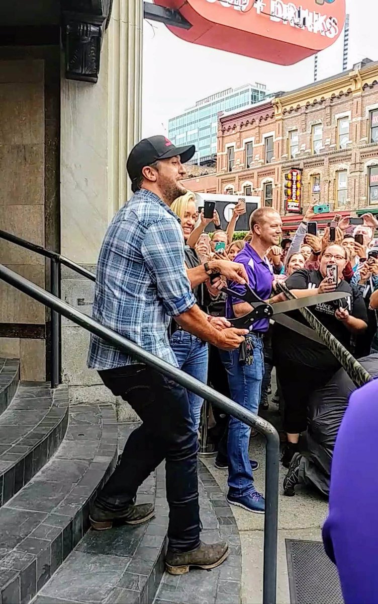 The_Brit07's tweet photo. Happy 1 year anniversary to @LukeBryanOnlineโs @Lukes32Bridge. What an amazing day it was. Luke was also celebrating a number 1 that week too with @RyanHurd ๐๐
#lukebryan #32bridge https://t.co/acCWbP4QNT
