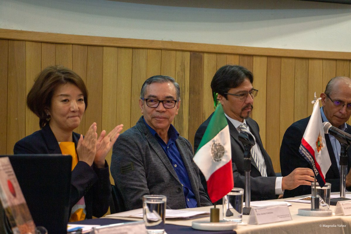 CUCEA_OFICIAL's tweet photo. Presentación del libro "Inversión extranjera directa y empresas japonesas en México", por parte de la Primer Cónsul de Japón en León, Gto. Kayoko Furukawa.

Coordinadores: Salvador Carrillo Regalado y Taku Okabe

#INESER #CUCEA #PROMEJ https://t.co/DjsZ0NODw2