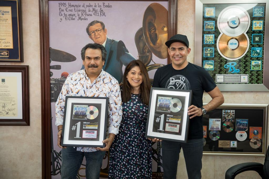 sesaclatina's tweet photo. Qué alegría de haberles presentado este reconocimiento hoy. Muchas felicidades #MartinCastro por este #1 en @billboard RM Airplay con #Perfecta 🙌🙌🙌 grabada por @BANDARECODITOSS editora LGA @yazidbenitez @DalyLizarraga @MAMPSongs @CelestZ https://t.co/srgM4eReL0