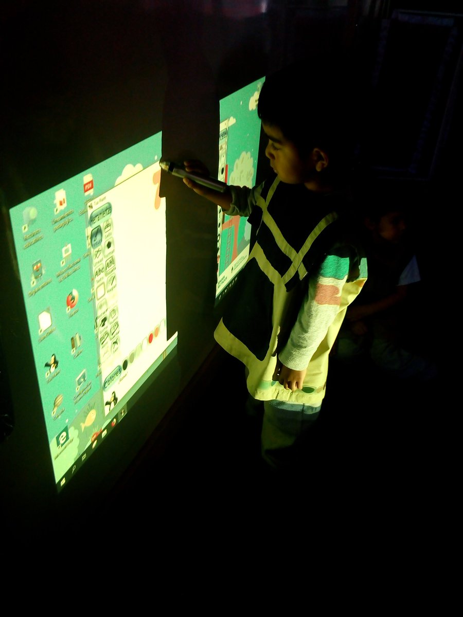 #EscArmadaNacional Lxs pequeñxs de <a href="/NivelProv/">Nivel Inicial Prov-Salta Oficial</a> trabajan con su nuevo equipamiento : tablets y pizarra digital, 📱💻🔋próximamente implementación de robótica 🤖🙂